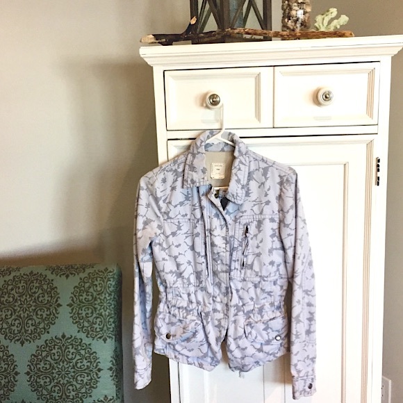 GAP XS baby blue floral designed jacket! Like new! - Picture 2 of 8